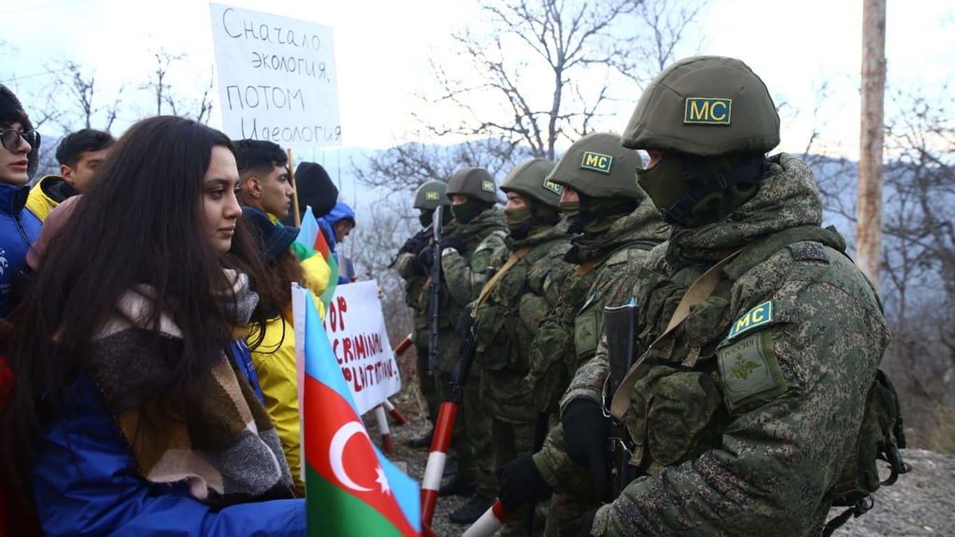 Auch junge aserbaidschanische Demonstranten helfen bei der Blockade.