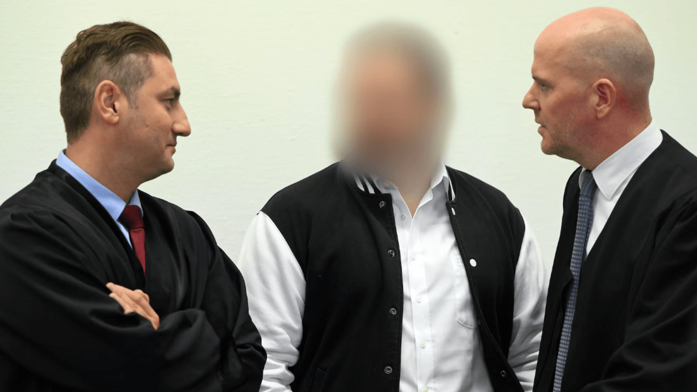 Der Angeklagte steht zwischen seinen Anwälten im Kölner Landgericht (Archivfoto): Ihm wird Dreifachmord mittels Rattengift vorgeworfen.