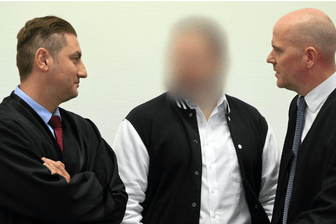 Der Angeklagte steht zwischen seinen Anwälten im Kölner Landgericht (Archivfoto): Ihm wird Dreifachmord mittels Rattengift vorgeworfen.