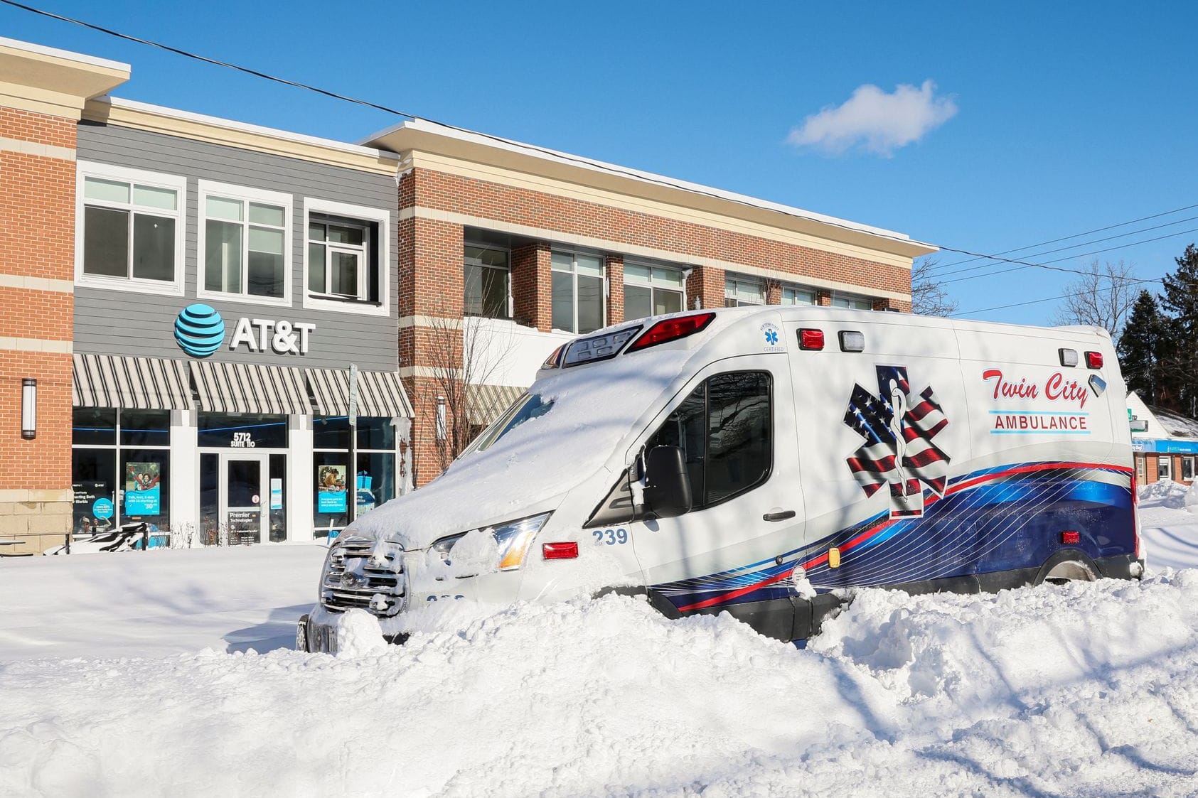 Gestrandeter Krankenwagen in der Region um Buffalo: Allein in Erie County gab es 25 Tote.