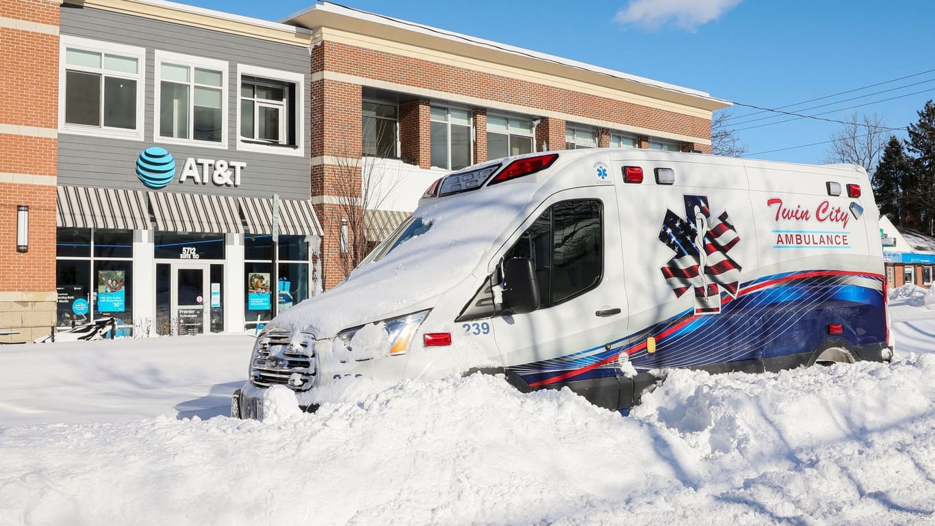 Gestrandeter Krankenwagen in der Region um Buffalo: Allein in Erie County gab es 25 Tote.
