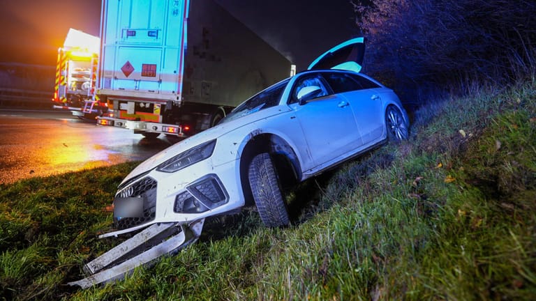 Ein Audi ist nach einem Unfall auf der Böschung zum Stehen gekommen: Bei dem Unfall wurden am Mittwochmorgen bei Kirchheim unter Teck zwei Menschen verletzt.