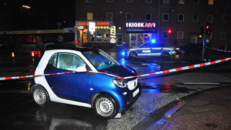 Hamburg Lurup - Person bei Verkehrsunfall lebensgefährlich verletzt