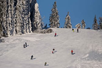 Wintersportler sind in einem Skigebiet auf der Piste (Symbolbild): Zwei Deutsche sind beim Wintersport ums Leben gekommen.