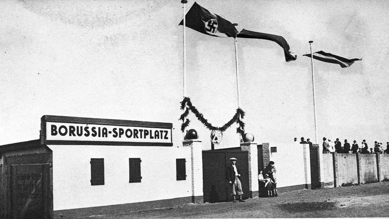 Der „Borussia Sportplatz“ im Jahre 1935 mit einer Hakenkreuz-Fahne im Eingangsbereich. Zwei Jahre später vertrieben die Nazis den BVB von der Anlage.