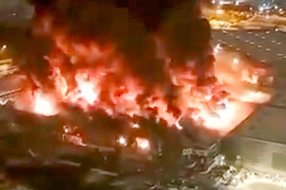 Ein OBI-Baumarkt in Moskau steht in Flammen.
