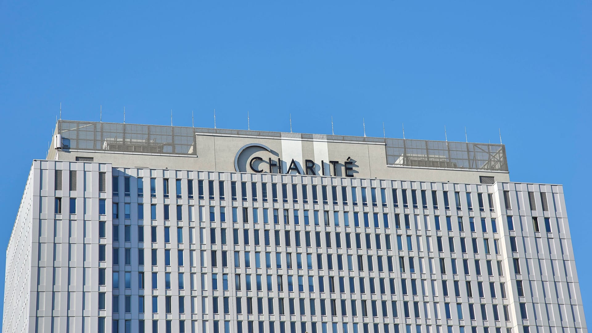 Charité-Gebäude in Berlin (Archivbild): Auch nach wiederholter Kritik der Kinderärzte an der aktuellen Lage widerspricht ihr die Gesundheitsverwaltung. Charité-Gebäude in Berlin (Archivbild): Auch nach wiederholter Kritik der Kinderärzte an der aktuellen Lage widerspricht ihr die Gesundheitsverwaltung.