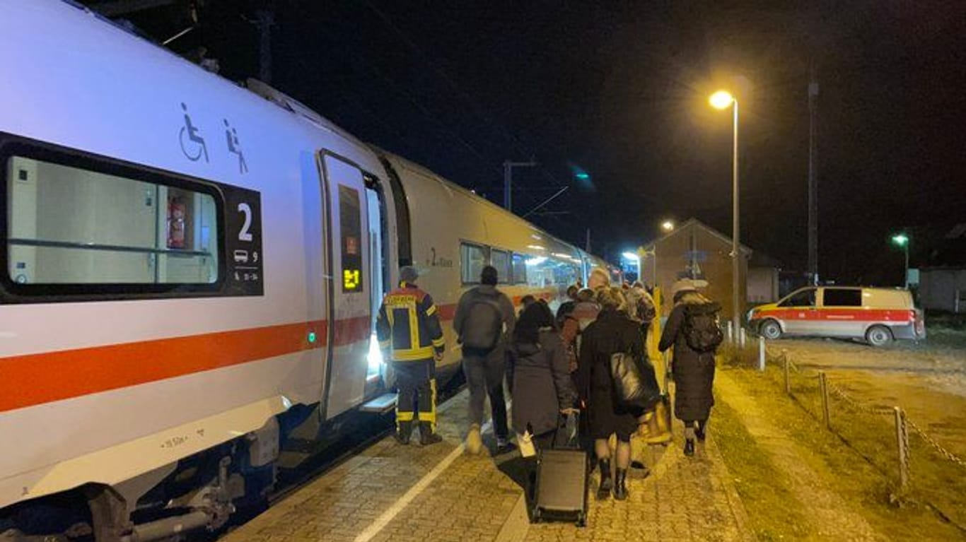 Nach langem Warten können die Fahrgäste der Deutschen Bahn in einen Ersatzzug umsteigen.