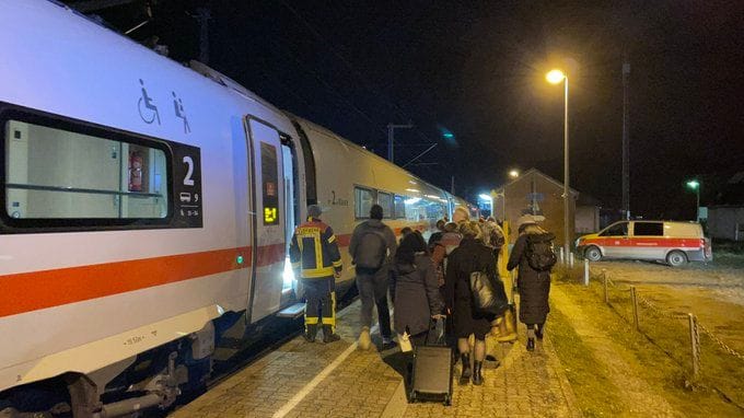 Nach langem Warten können die Fahrgäste der Deutschen Bahn in einen Ersatzzug umsteigen.