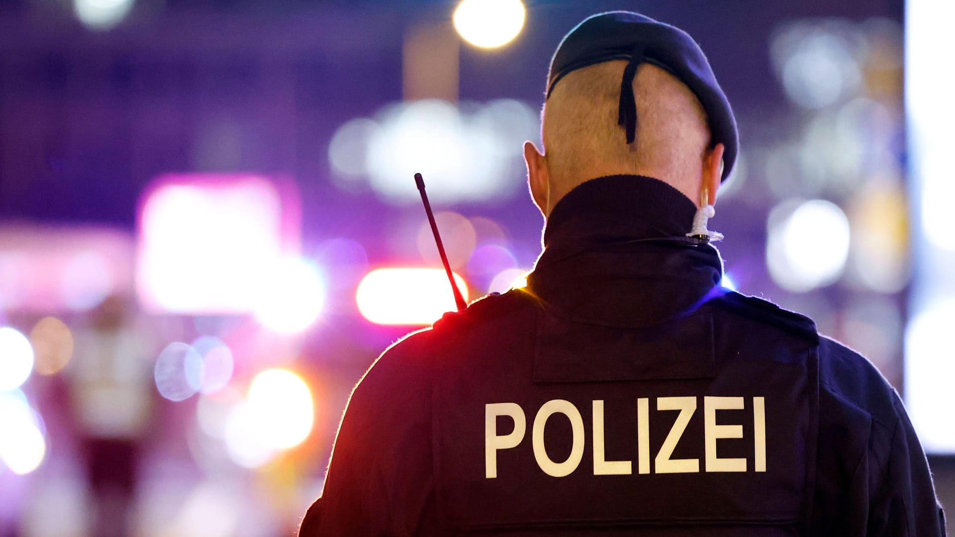 Ein Polizist bei einem Einsatz (Symbolfoto): Gleich drei Alarmierungen machten den Beamten zu schaffen. Ein Polizist bei einem Einsatz (Symbolfoto): Gleich drei Alarmierungen machten den Beamten zu schaffen.