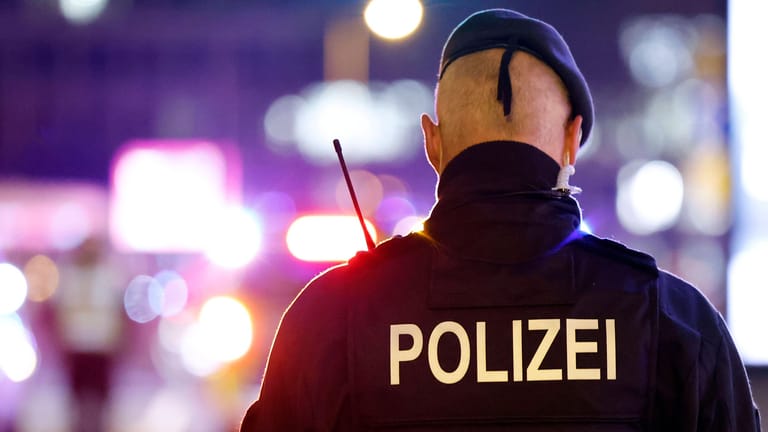 Ein Polizist bei einem Einsatz (Symbolfoto): Gleich drei Alarmierungen machten den Beamten zu schaffen.
