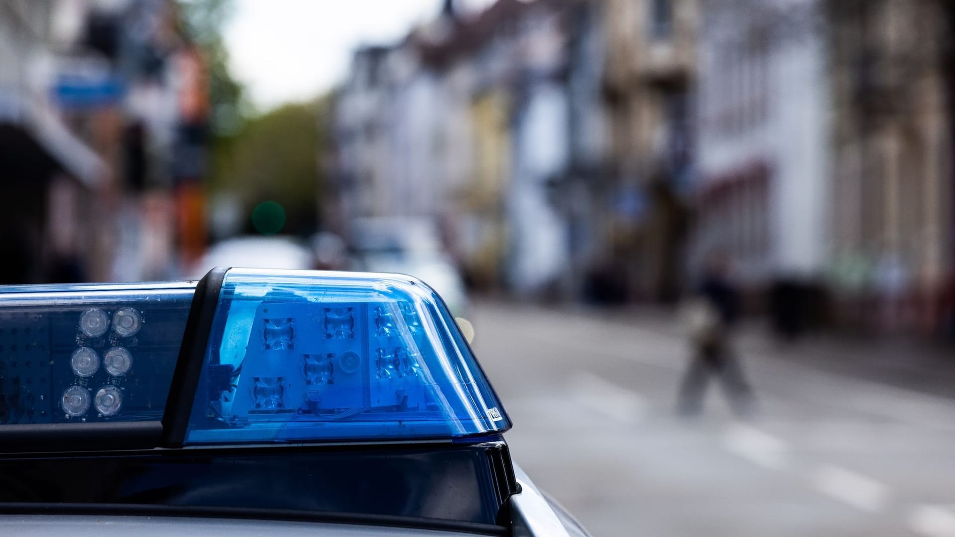 Ein Einsatzfahrzeug der Polizei steht am Straßenrand Ein Einsatzfahrzeug der Polizei steht am Straßenrand