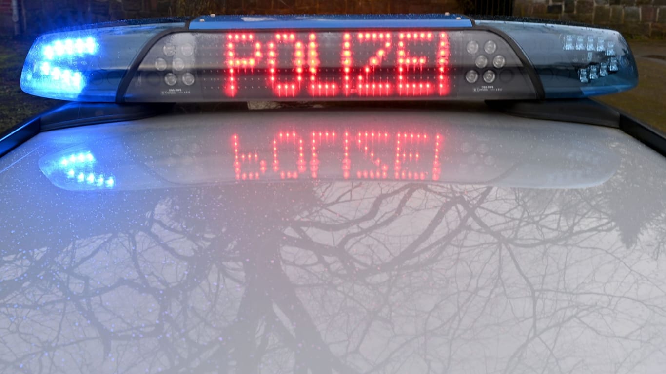 Die Schriftzug "Polizei" leuchtet auf dem Dach eines Streifenwagens der Polizei (Symbolbild): In Delmenhorst sorgten Jugendliche für Ärger.