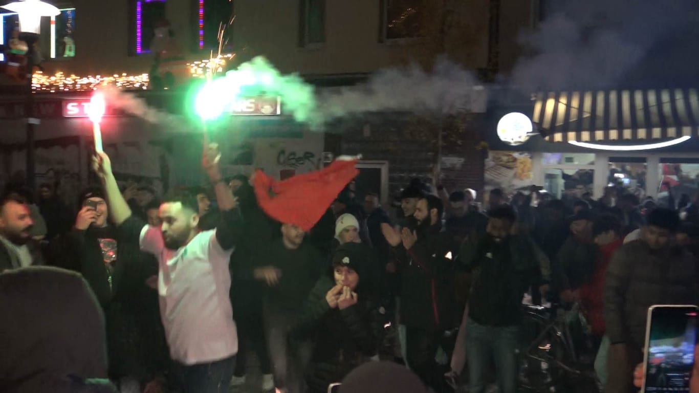 Brennende Pyrotechnik: In Dortmund drehen Marokko-Fans nach dem Sieg über Portugal durch.