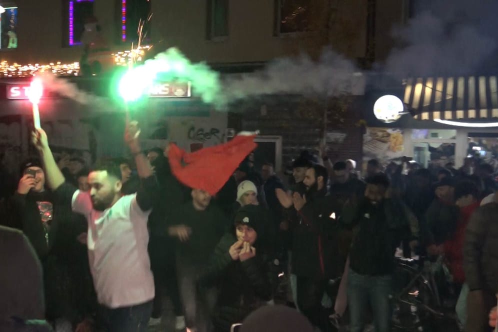 Brennende Pyrotechnik: In Dortmund drehen Marokko-Fans nach dem Sieg über Portugal durch.