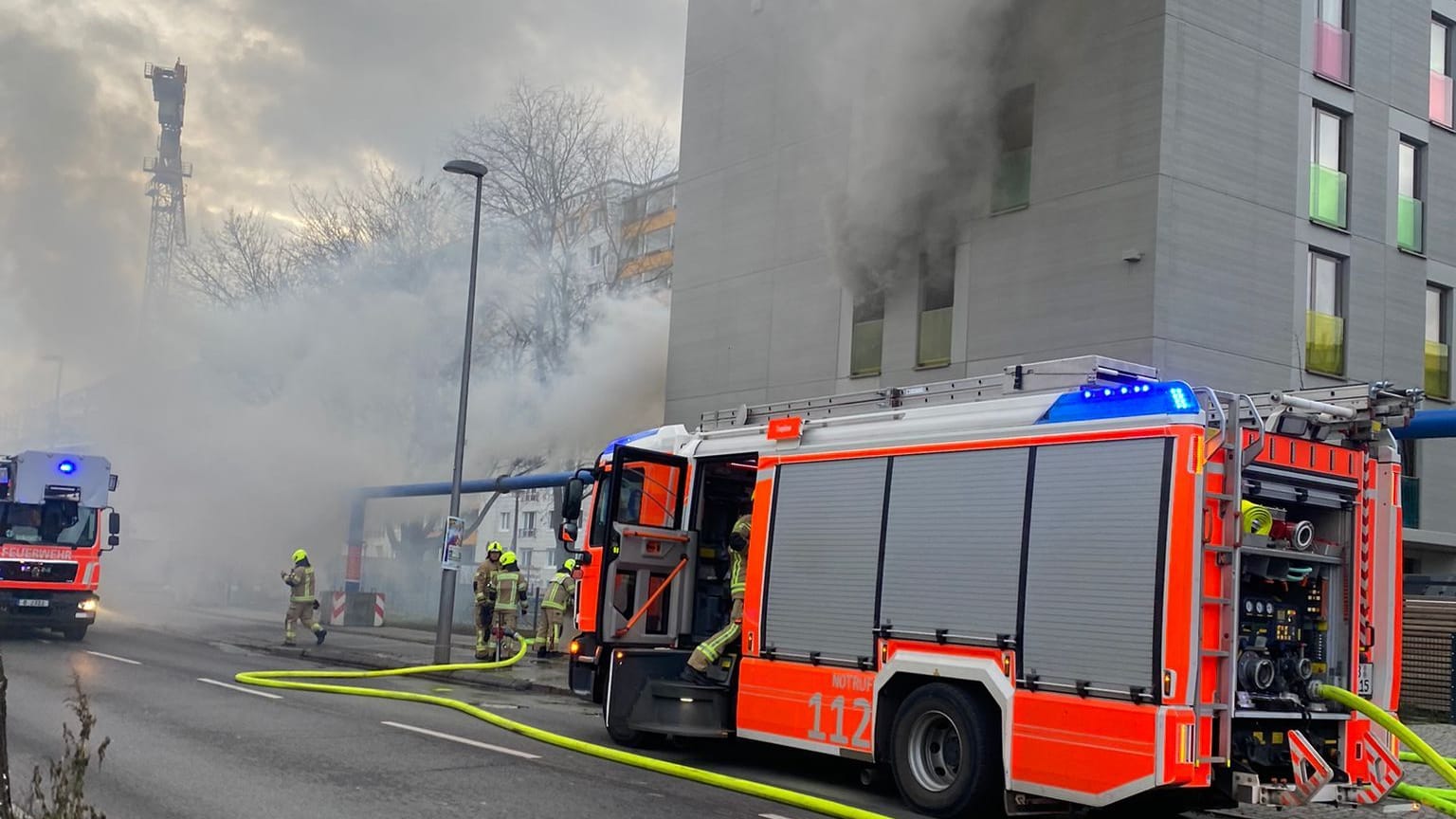 Die Feuerwehr im Einsatz (Archivbild): Die Einsatzkräfte mussten zwei Kinder aus der Wohnung holen. Die Feuerwehr im Einsatz (Archivbild): Die Einsatzkräfte mussten zwei Kinder aus der Wohnung holen.