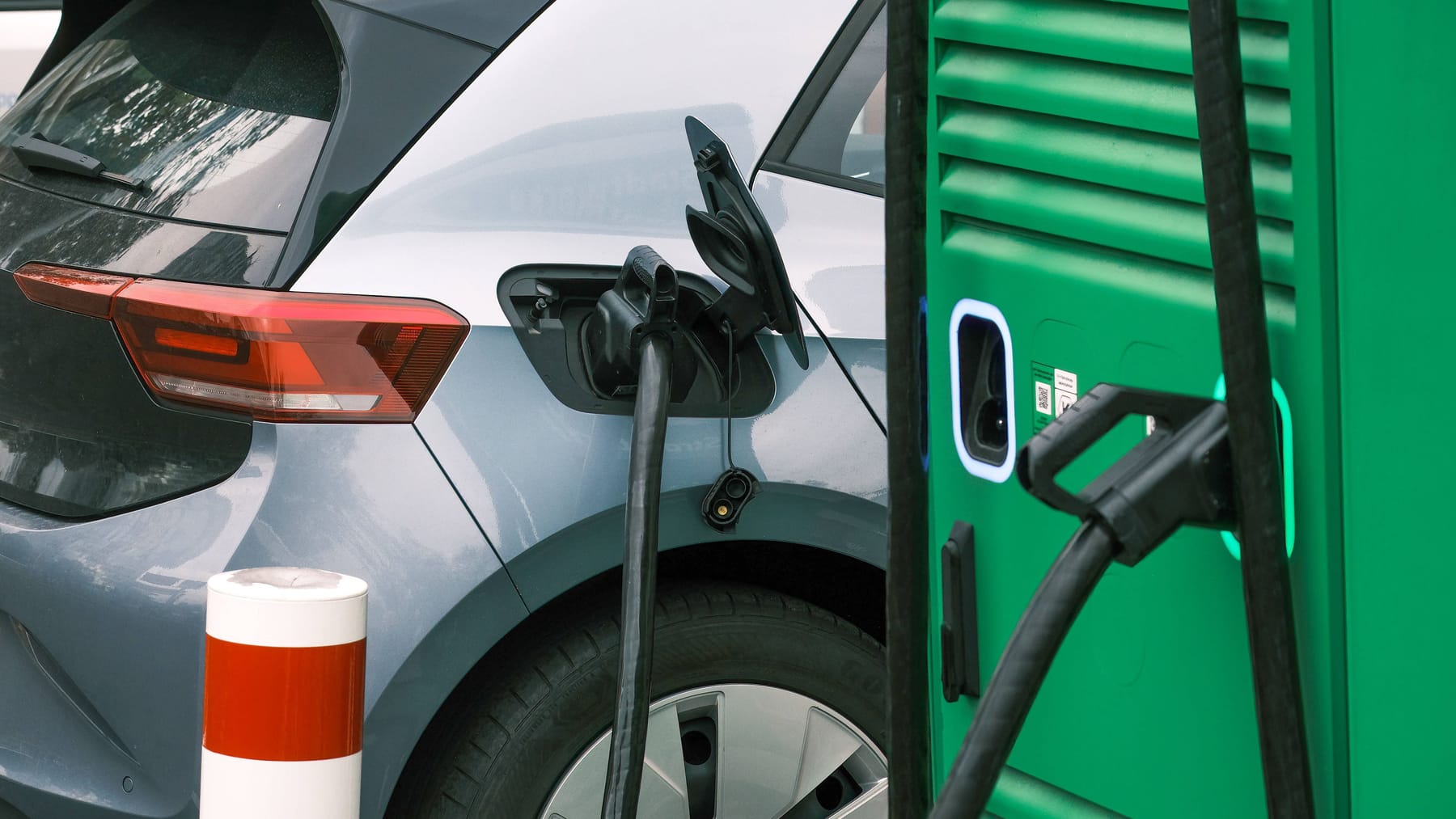 Fahrverbot, Energiekrise: Zieht die Schweiz E-Autos den Stecker? - AUTO BILD