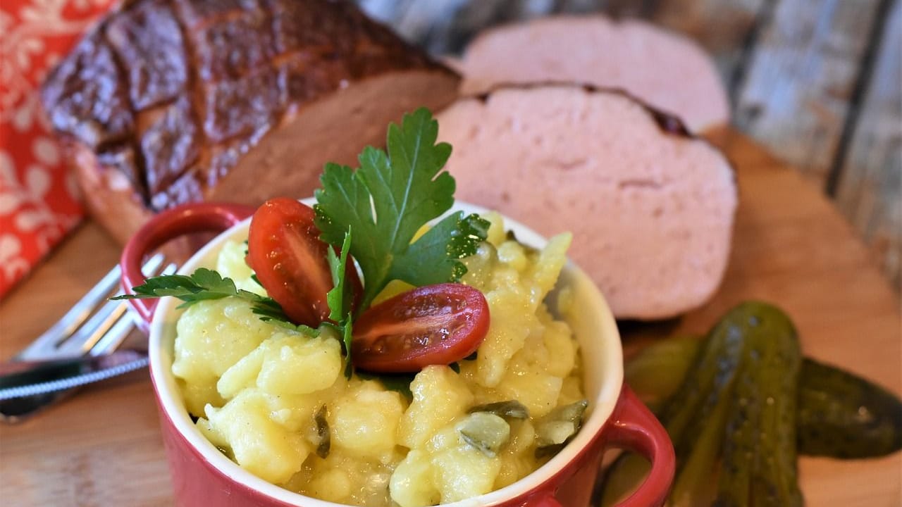 Statt Fleischsalat lässt sich Ihr Kartoffelsalat auch sehr gut mit Leberkäse servieren.