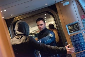 Beamte der Bundespolizei in einem Zug (Symbolbild): Am Kölner Hauptbahnhof mussten sie am Mittwochabend einschreiten.