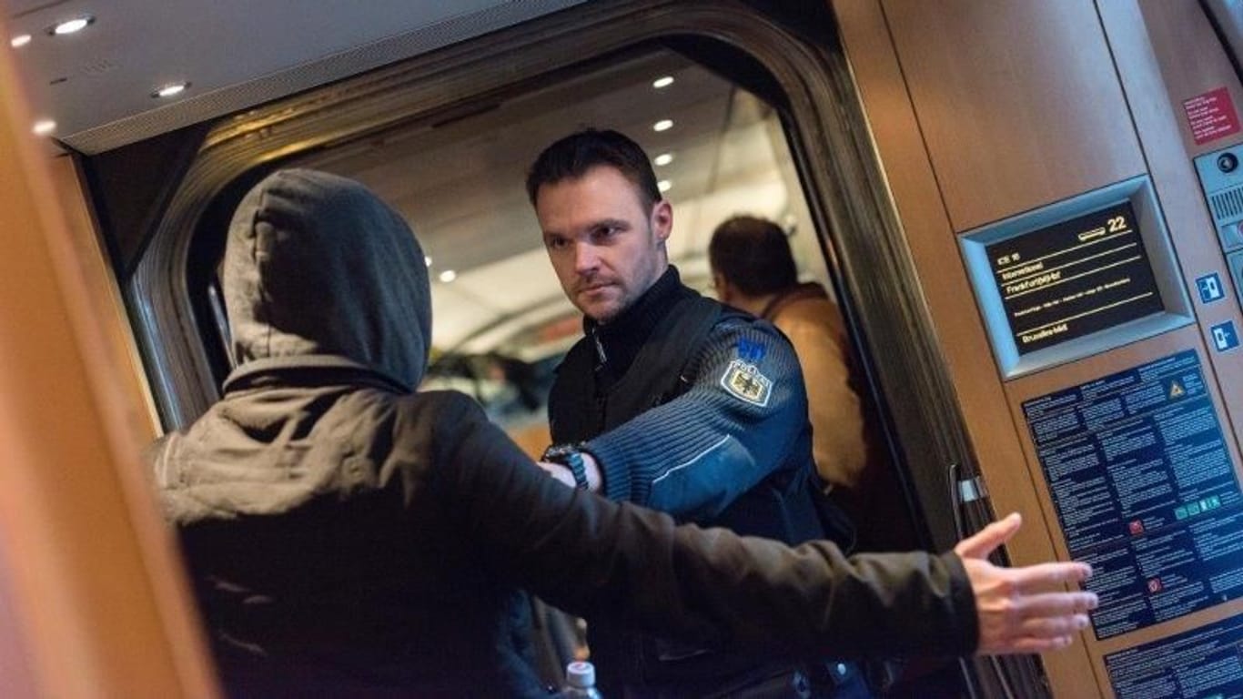 Beamte der Bundespolizei in einem Zug (Symbolbild): Am Kölner Hauptbahnhof mussten sie am Mittwochabend einschreiten.