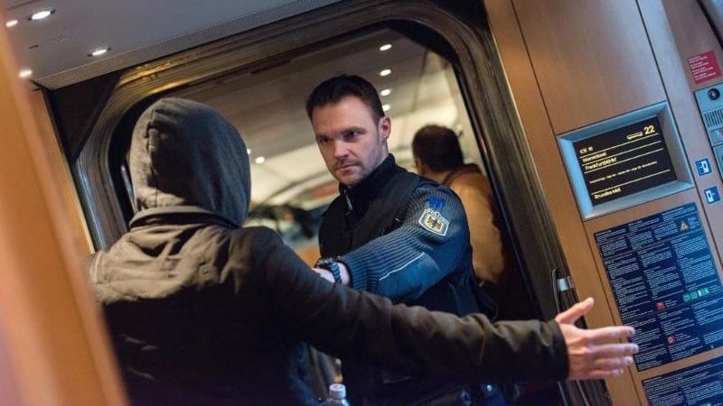 Beamte der Bundespolizei in einem Zug (Symbolbild): Am Kölner Hauptbahnhof mussten sie am Mittwochabend einschreiten.