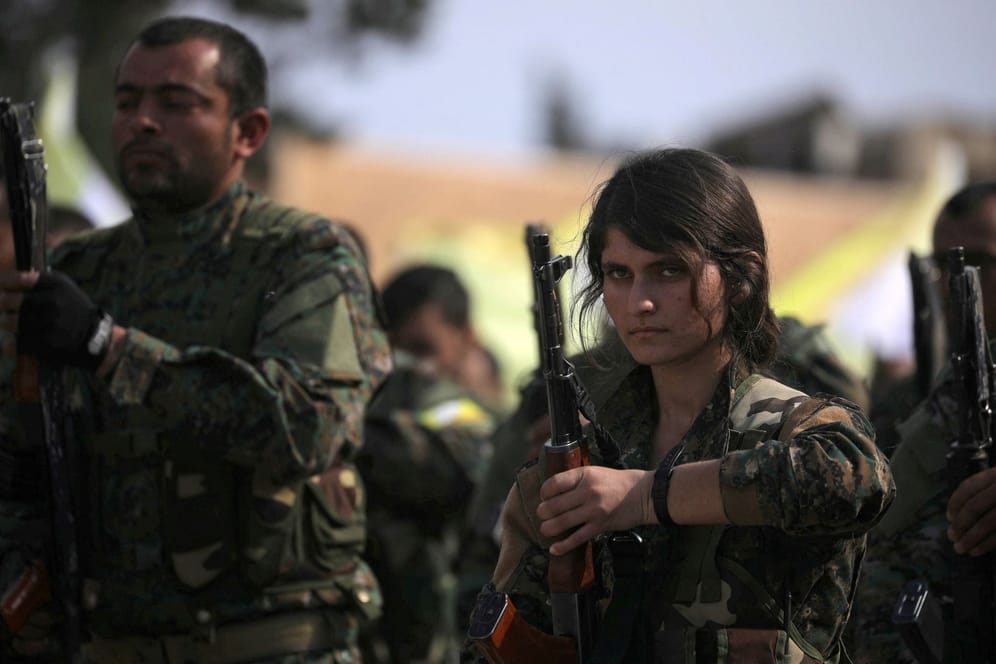 Eine Kämpferin der SDF (Archivbild): Die Demokratischen Kräfte Syriens haben angekündigt, sich aus der Zusammenarbeit mit der internationalen Anti-IS-Koalition zurückzuziehen.