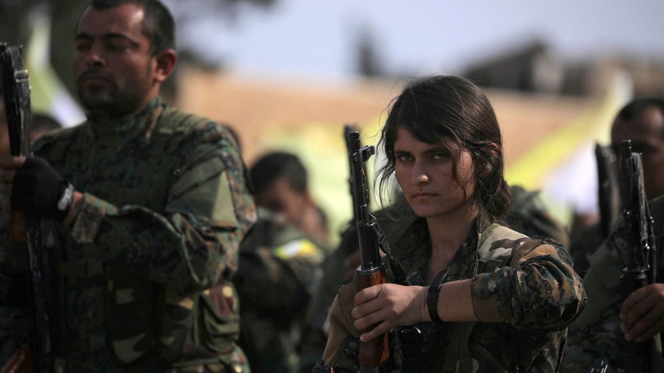 Eine Kämpferin der SDF (Archivbild): Die Demokratischen Kräfte Syriens haben angekündigt, sich aus der Zusammenarbeit mit der internationalen Anti-IS-Koalition zurückzuziehen.