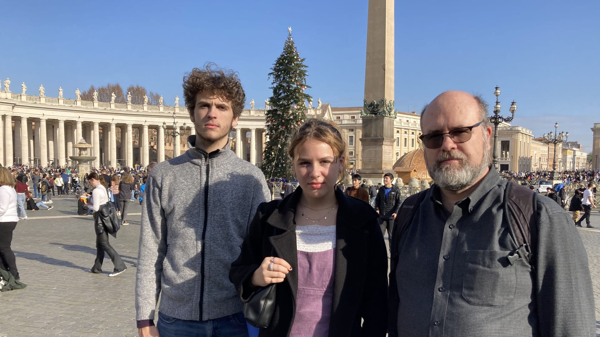 Rory, Eve und Sean O'Sullivan (v.l.n.r.) aus Ohio finden das Verhalten der Menschen auf dem Petersplatz respektlos.