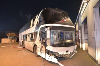 Einer der Busse: Zahlreiche Fenster gingen durch den Zusammenstoß zu Bruch.