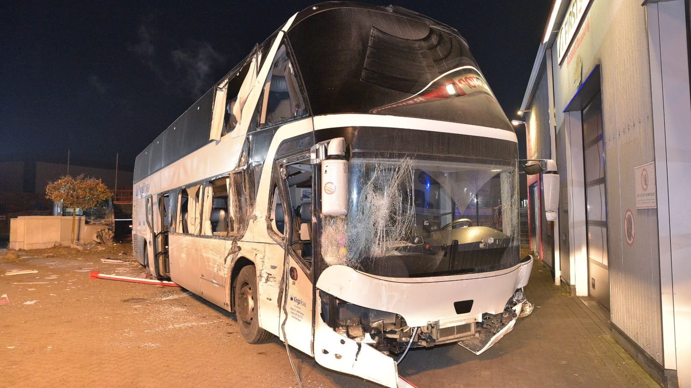 Einer der Busse: Zahlreiche Fenster gingen durch den Zusammenstoß zu Bruch.