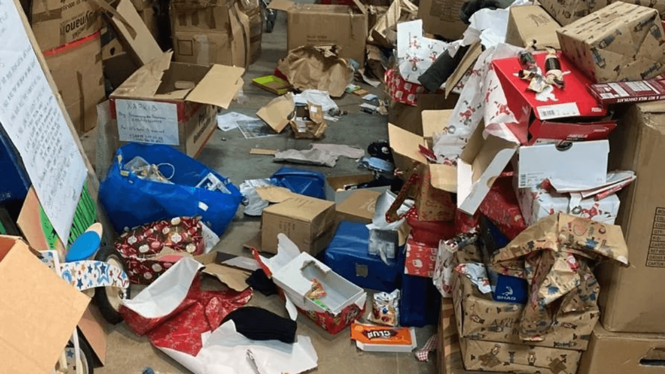 Foto aus der Lagerhalle der Hilfsorganisation: 150 Geschenke wurden zerstört.