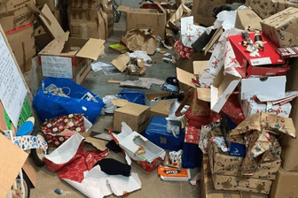 Foto aus der Lagerhalle der Hilfsorganisation: 150 Geschenke wurden zerstört.