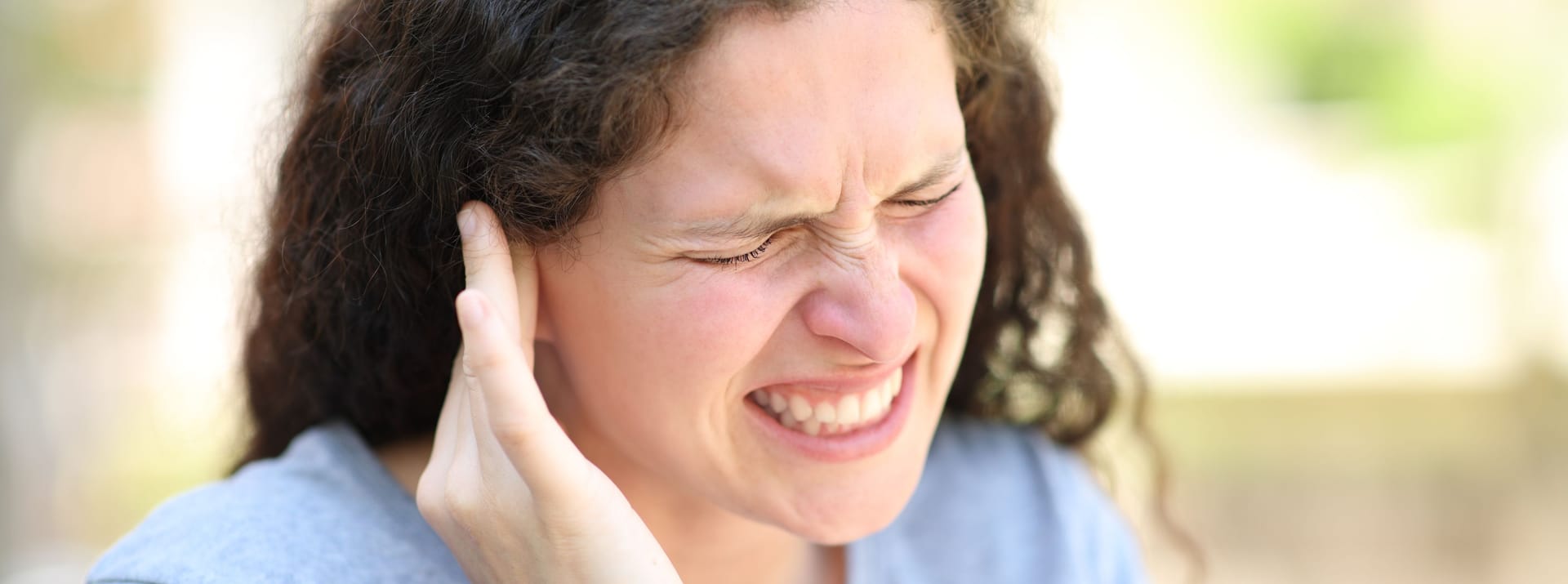 Ein Hörsturz betrifft meistens nur eine Seite des Gehörs und das unterschiedlich stark. Entweder ist das betroffene Ohr gänzlich taub, was sehr selten vorkommt oder nur teilweise gestört, sodass bestimmte Frequenzen nicht mehr wahrgenommen werden.