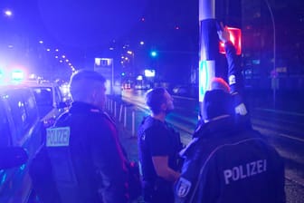 Beamte am Blitzer: Am Ende klebten die Polizisten einfach eine Papiertüte vor das Gerät.