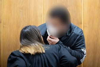 Der Angeklagte spricht vor Prozessbeginn wegen zweifachen Mordes mit seiner Rechtsanwältin Yana Tchelpanova in einem Gerichtssaal im Landgericht Hannover.