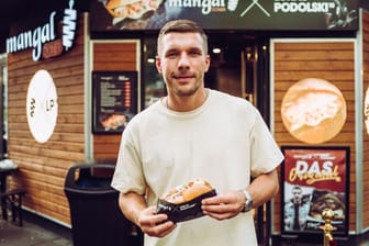 Lukas Podolski vor einem seiner Döner-Läden