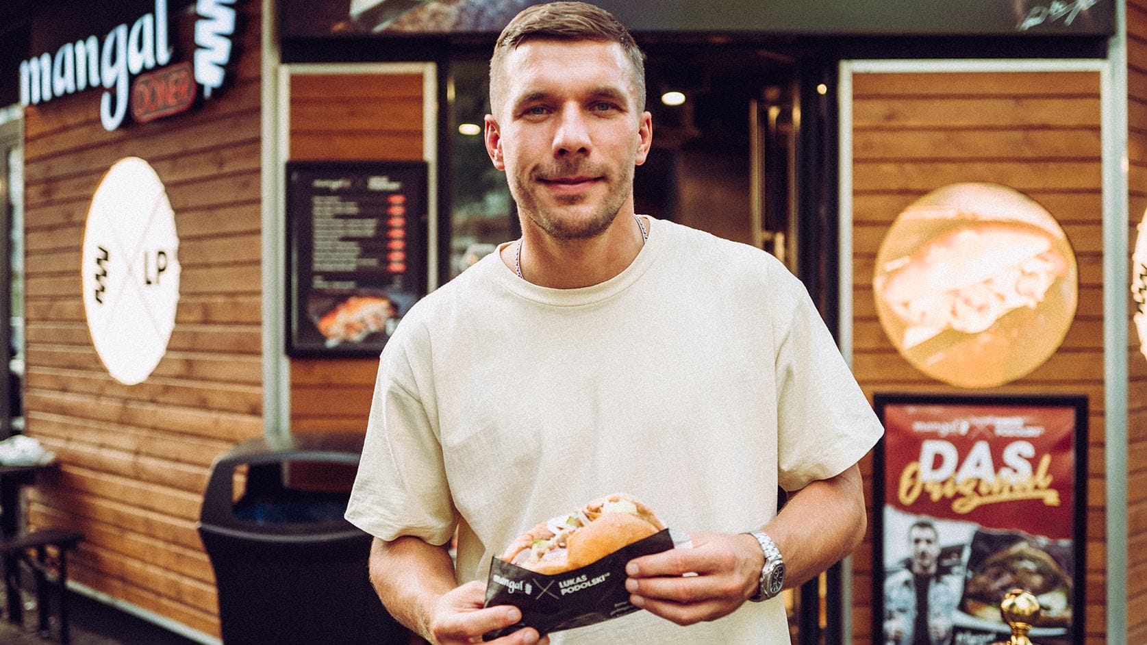 Lukas Podolski vor einem seiner Döner-Läden