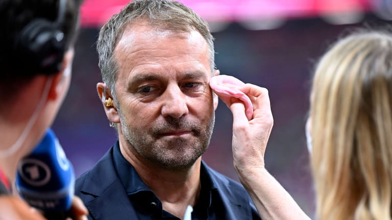 DFB-Coach Hansi Flick stellt sich nach dem WM-Aus den Fragen der Presse.