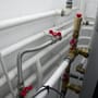 Zugefrorene Wasserleitungen schonend auftauen: So funktioniert es
