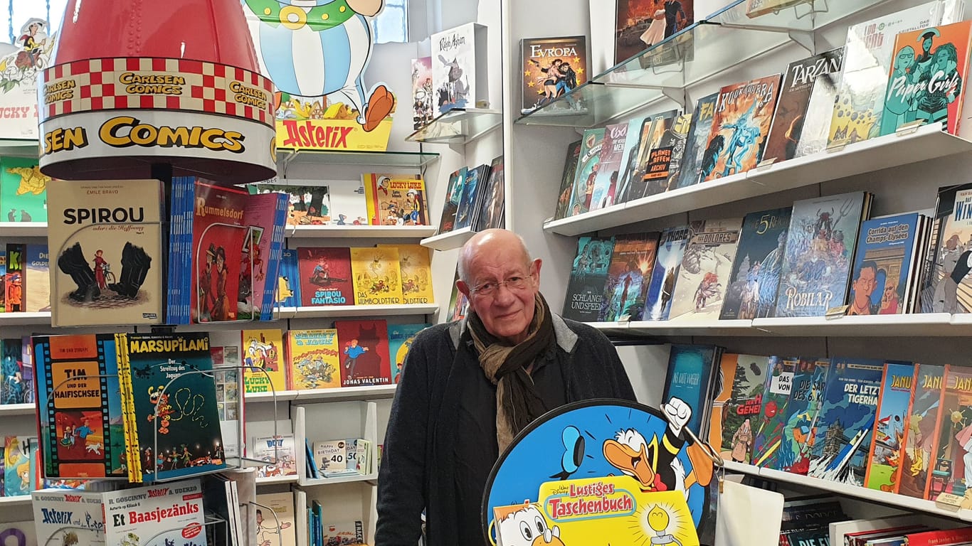 Besitzer Volker Riedel in seinem Comicbuch-Laden "X-tra-BooX“ in Frankfurt.