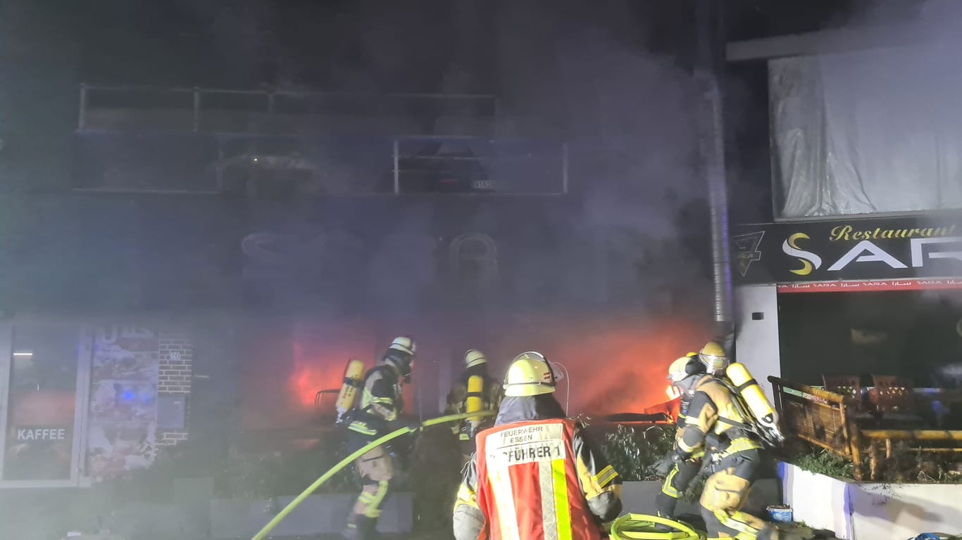 Einsatzkräfte der Feuerwehr kämpfen mit den Flammen: Ein Ladenlokal auf der Herkulesstraße hatte Feuer gefangen.