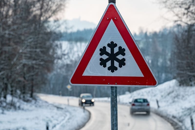 Verkehrsschild warnt vor glatter Fahrbahn (Symbolbild): In Nürnberg waren die Straßen am Montagmorgen spiegelglatt.