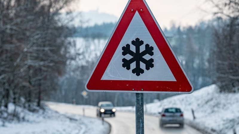 Verkehrsschild warnt vor glatter Fahrbahn (Symbolbild): In Nürnberg waren die Straßen am Montagmorgen spiegelglatt. Verkehrsschild warnt vor glatter Fahrbahn (Symbolbild): In Nürnberg waren die Straßen am Montagmorgen spiegelglatt.