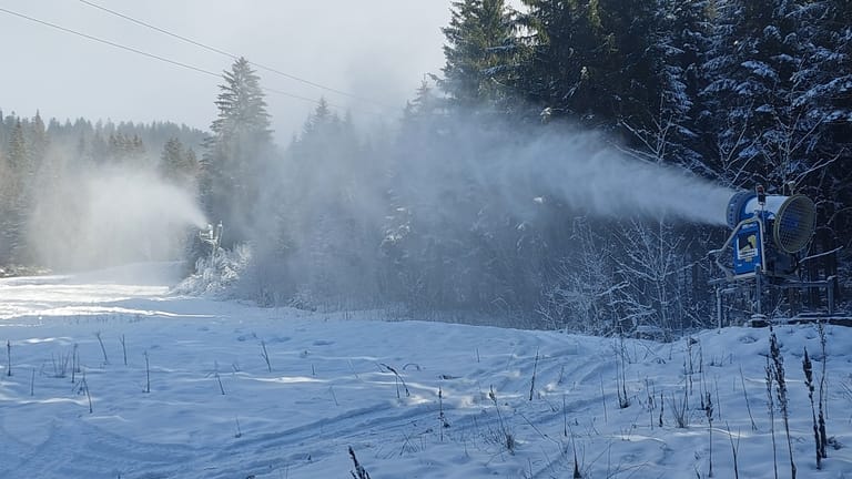 Eine Schneekanone im Skigebiet am am Spitzingsee: Trotz Energiekrise nutzen die Liftbetreiber Kunstschnee, um ihre Pisten betreiben zu können.