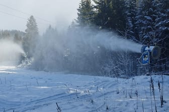 Eine Schneekanone im Skigebiet am am Spitzingsee: Trotz Energiekrise nutzen die Liftbetreiber Kunstschnee, um ihre Pisten betreiben zu können.