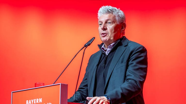 Dieter Reiter, Oberbürgermeister von München, bei einer Rede des SPD-Landesparteitags (Archivbild). Er ist dagegen, Autoparkplätze für Fahrräder freizugeben.