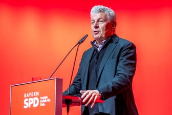 Dieter Reiter, Oberbürgermeister von München, bei einer Rede des SPD-Landesparteitags (Archivbild). Er ist dagegen, Autoparkplätze für Fahrräder freizugeben.