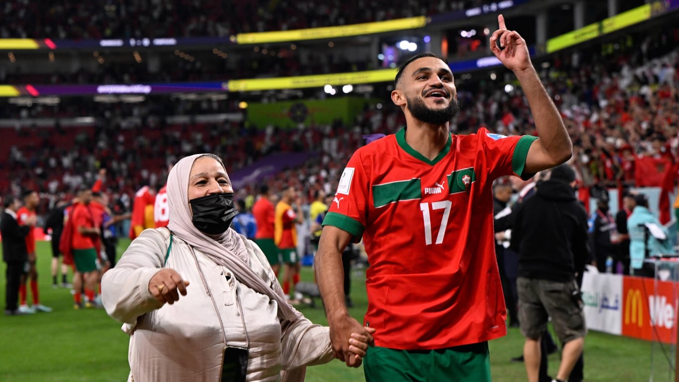 Sofiane Boufal (r.) und seine Mutter feiern den Sieg über Portugal im Viertelfinale.
