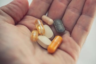 Tabletten liegen in einer geöffneten Hand (Symbolbild): In Deutschland werden immer mehr Medikamente knapp.