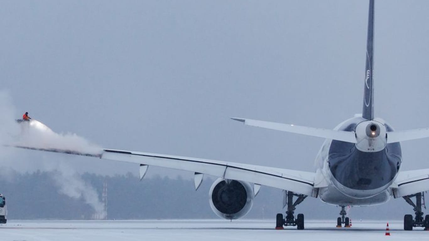 Wintereinbruch am Flughafen Nürnberg: Der Winterdienst hatte Mitte Dezember alle Hände voll zu tun.